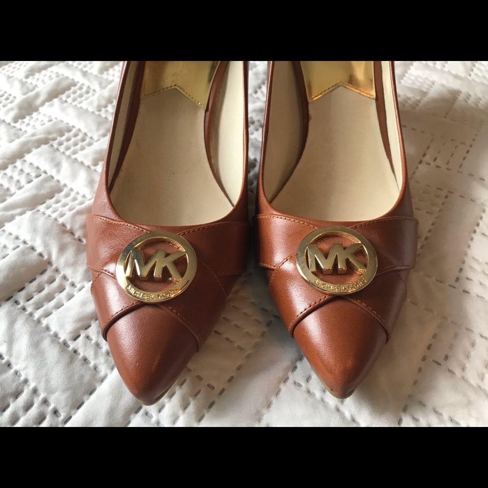NWT Michael Kors Leather Logo Pointed Toe Heels